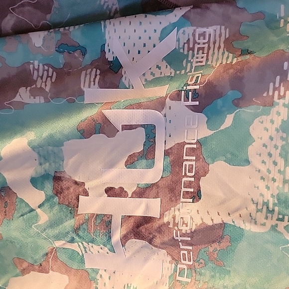 Huk Performance Fishing Shirt - Picture 2 of 3